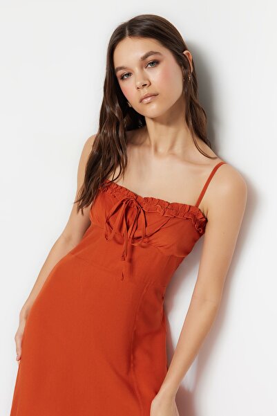 Trendyol Collection Dlaždice Midi tkané tkané šaty s rozparkem TWOSS23EL01696