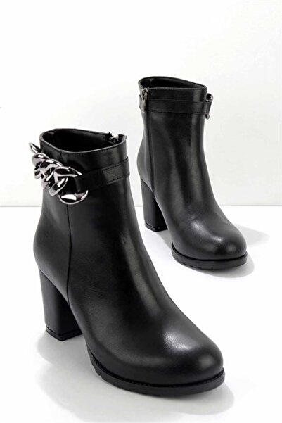 New Optimal حذاء جلدي أسود بكعب مزين بسلسلة