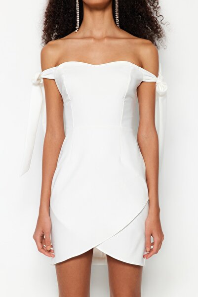 Trendyol Collection Ecru dvouřadé krátké večerní šaty – tkané večerní šaty s podšívkou TPRSS23EL00361