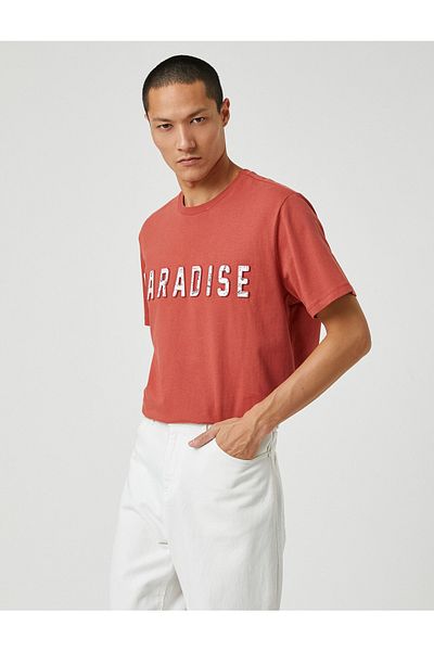 Koton Basic-T-Shirt mit geprägtem Slogan und Rundhalsausschnitt