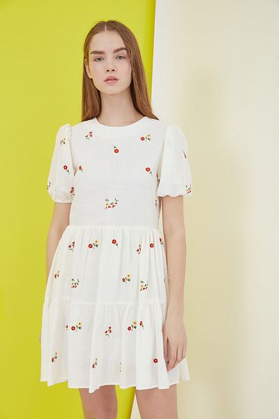 Trendyol Collection Ecrufarbenes, gefüttertes gewebtes Etuikleid mit Blumenstickerei/gerade geschnittenes Minikleid TWOSS21EL0938