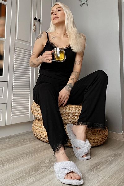 Pijamaevi Damen-Pyjama-Set aus schwarzem Strick mit Spitzenseil und Riemen