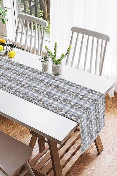 Realhomes Alergăr decorativ din piele de căprioară cu motive florale cu fundal din denim