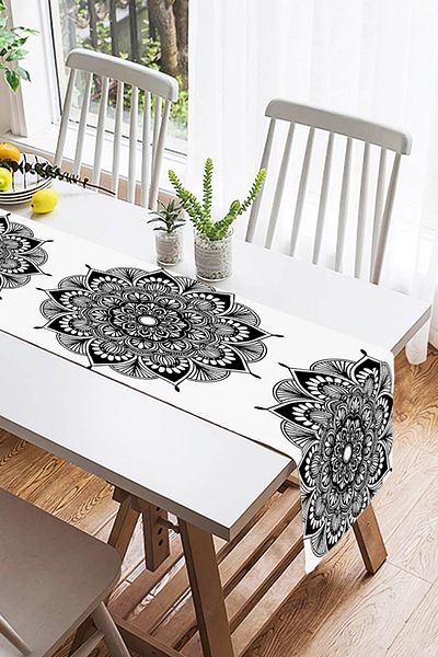 Realhomes Suede Runner με μοτίβο Mandala λουλουδιών σε λευκό φόντο