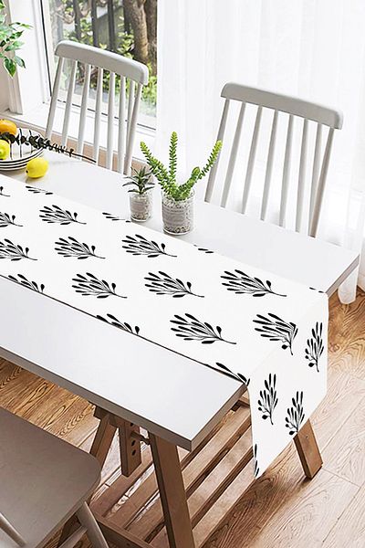 Realhomes Διακοσμητικό Suede Runner με ασπρόμαυρα μοτίβα φύλλων