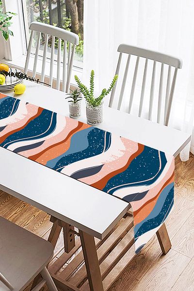 Realhomes Ειδικού σχεδιασμού Suede Runner με γεωμετρικό σχέδιο ψηφιακής εκτύπωσης σε πολύχρωμο σκηνικό
