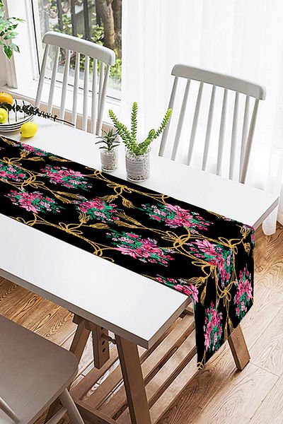 Realhomes Gold Touchs Suede Runner pe fundal negru