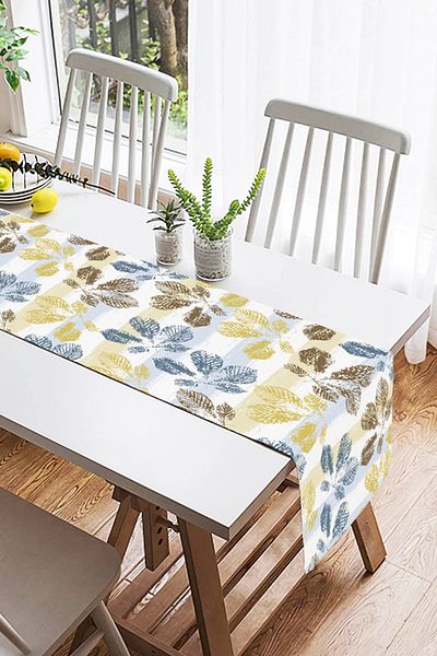 Realhomes Ψηφιακό τυπωμένο σχέδιο Suede Runner με πολύχρωμο μοτίβο φύλλων σε λευκό φόντο