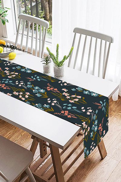Realhomes Ψηφιακό τυπωμένο σχέδιο Suede Runner με πολύχρωμο μοτίβο λουλουδιών σε μαύρο φόντο
