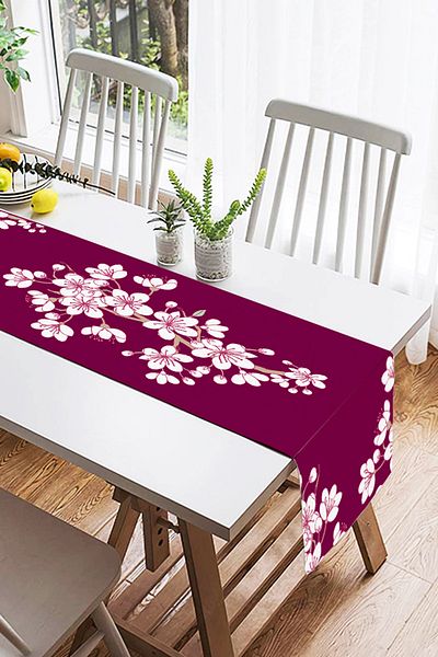 Realhomes Ψηφιακό τυπωμένο σχέδιο Suede Runner με λουλουδάτο μοτίβο σε λευκό χρώμα σε μπορντό φόντο