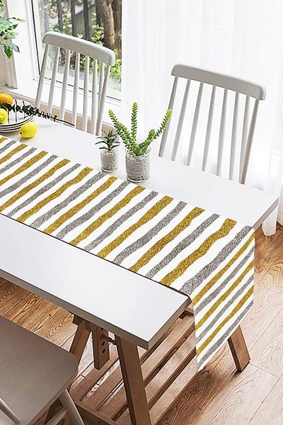 Realhomes Ψηφιακή τυπωμένη ειδική σχεδίαση Suede Runner με χρυσές και μαύρες ρίγες σε λευκό φόντο