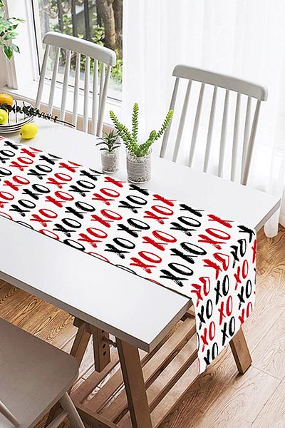 Realhomes Suede Runner με σχέδιο Xo σε λευκό φόντο