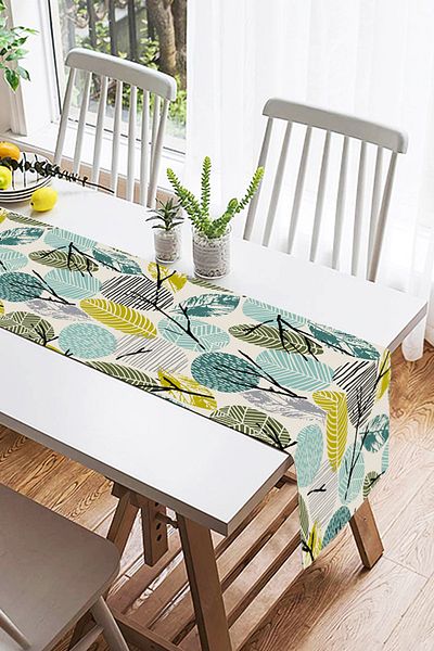 Realhomes Ψηφιακό τυπωμένο σχέδιο Suede Runner με μοτίβο φύλλων σε λευκό φόντο