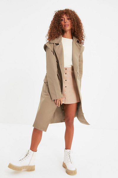 Trendyol Collection Beiger, weit geschnittener, langer, wasserabweisender Trenchcoat mit Gürtel in Übergröße TWOAW22TR0010