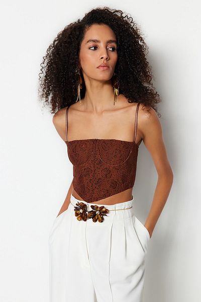 Trendyol Collection Pletená krajka Crop Bustier – hnědá, korzet s detaily, grafika TPRAW23BS00072
