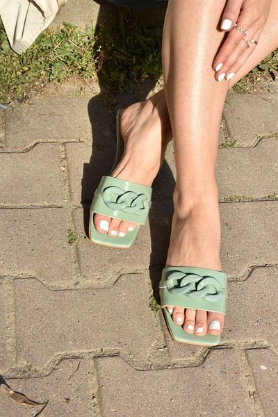 Fox Shoes Γυναικείες παντόφλες με πράσινη λουστρίνι με λεπτομέρειες K820600108