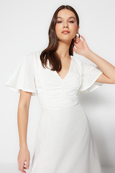 Trendyol Collection Tkana sukienka midi w kolorze ecru z zebranymi szczegółami TWOSS23EL00881