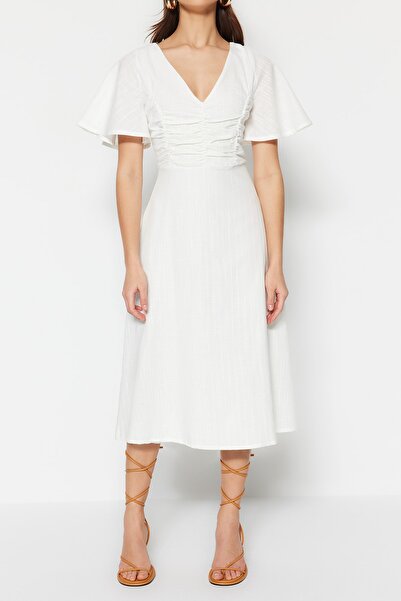 Trendyol Collection Tkana sukienka midi w kolorze ecru z zebranymi szczegółami TWOSS23EL00881