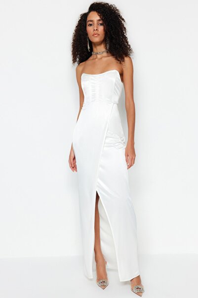 Trendyol Collection Ecru podšité pletené saténové svatební/Nikah dlouhé večerní šaty TPRSS23AE00006