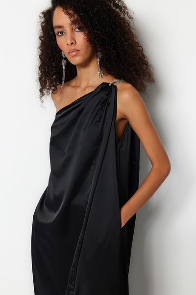 Trendyol Collection Μαύρο σατέν μακρύ βραδινό φόρεμα με γυαλιστερή πέτρινη λεπτομέρεια - Φόδρα A-Cut TPRSS23AE00163