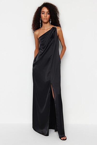 Trendyol Collection Černé saténové dlouhé večerní šaty s lesklým kamenným detailem - střih do A TPRSS23AE00163