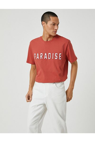 Koton Basic-T-Shirt mit geprägtem Slogan und Rundhalsausschnitt