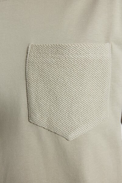 Kolekcia Trendyol Oversize bavlnené tričko s krátkym rukávom s textúrou a vreckami - TMNSS23TS00225