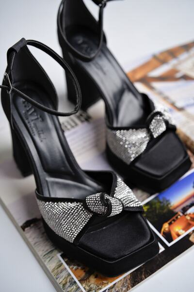 Favi Ayakkabı Černé saténové večerní společenské boty na podpatku