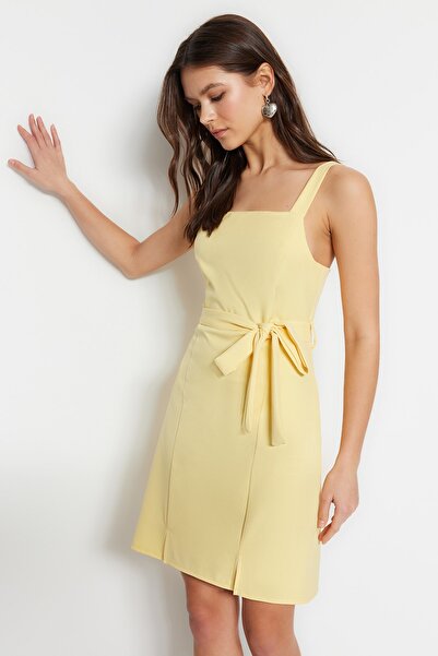Trendyol Collection Żółta mini tkana sukienka z paskiem, prostym krojem i kwadratowym dekoltem TWOSS20EL0977