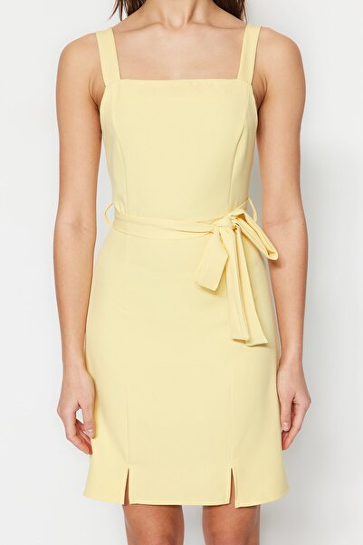 Trendyol Collection Żółta mini tkana sukienka z paskiem, prostym krojem i kwadratowym dekoltem TWOSS20EL0977