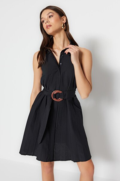 Trendyol Collection Mini bavlněné plisované tkané šaty s černým páskem TWOSS23EL00270