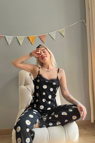 Pijamaevi Gestricktes Pyjama-Set für Damen in Gelb und Weiß mit Gänseblümchen-Spitze und Seilriemen