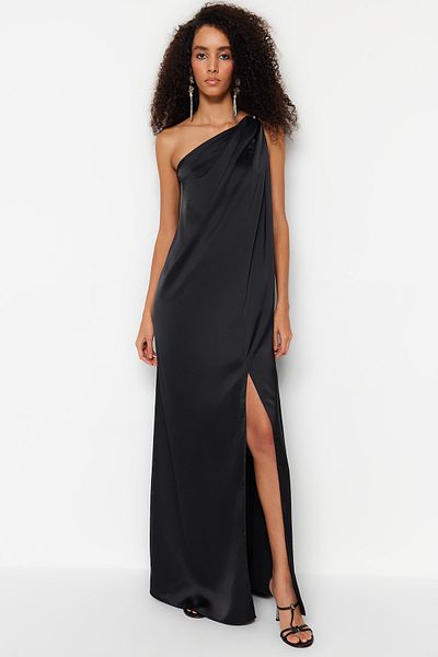 Trendyol Collection Μαύρο σατέν μακρύ βραδινό φόρεμα με γυαλιστερή πέτρινη λεπτομέρεια - Φόδρα A-Cut TPRSS23AE00163