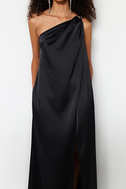 Trendyol Collection Černé saténové dlouhé večerní šaty s lesklým kamenným detailem - střih do A TPRSS23AE00163