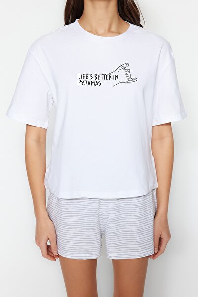Trendyol Collection Bílá bavlněná pruhovaná pletená pyžamová souprava s potištěným sloganem THMSS23PT00228