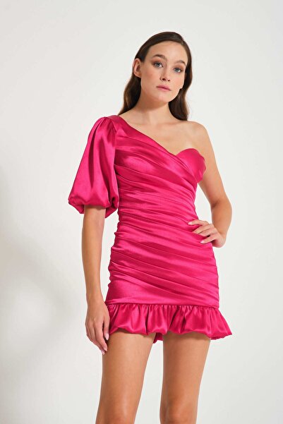 TARA COŞKUNTUNCEL Linda Fuşya Drapeli Tek Omuz Saten Mini Elbise