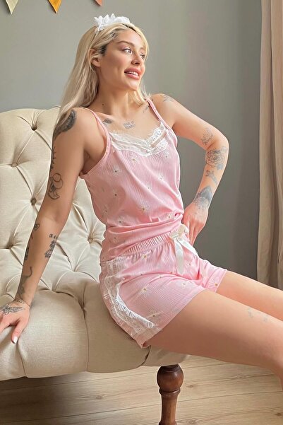 Pijamaevi طقم بيجامة محبوكة بتفاصيل دانتيل ديزي باللون الوردي الفاتح مع شورت ...