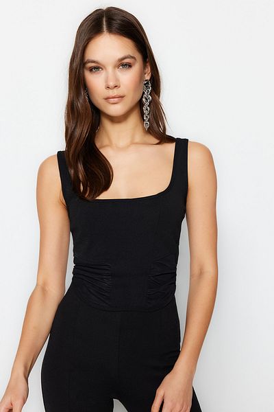 Trendyol Collection Černý tyl Detailně vypasovaný Crop Square Neck Crepe Pletený Bustier TWOSS23BS00037