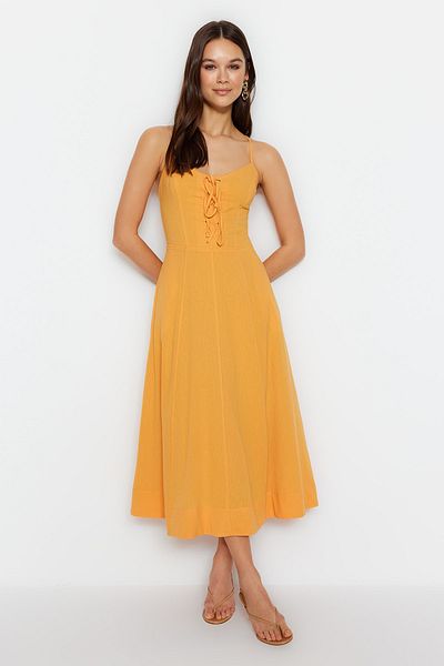 Trendyol Collection Oranges gewebtes Midikleid mit Taillenöffnung und Bindedetail TWOSS23EL01913