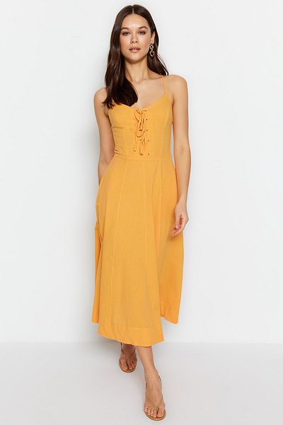 Trendyol Collection Oranges gewebtes Midikleid mit Taillenöffnung und Bindedetail TWOSS23EL01913