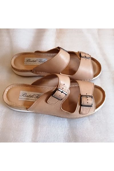 Butik Tülin شبشب نسائي من الجلد الطبيعي باللون البيج بحزام مزدوج وإبزيم معدني قابل للتعديل ونعل بولي من الجلد الناعم التشريحي غير قابل للانزلاق