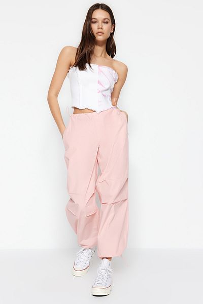 Trendyol Collection Rosa Stopper-Fallschirmhose mit normaler Taille TWOAW23JE00738