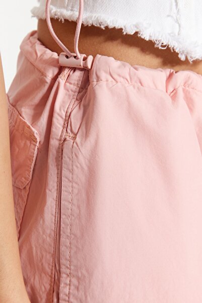 Kolekcia Trendyol Ružové padákové nohavice s bežným pásom TWOAW23JE00738