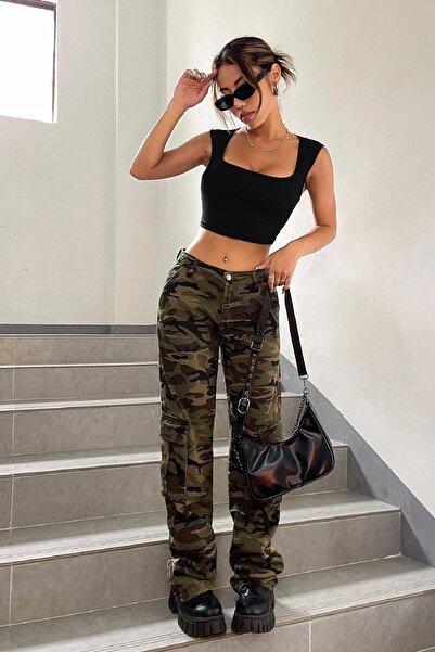 Imoda Kadın Siyah Kare Yaka Kalınlaşan Omuz Detaylı Crop Top Bluz