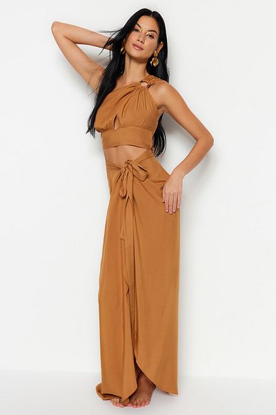 Trendyol Collection Egy vállú blúz strandszoknya öltöny barna hevederes kiegészítőkkel TBESS23AU00133