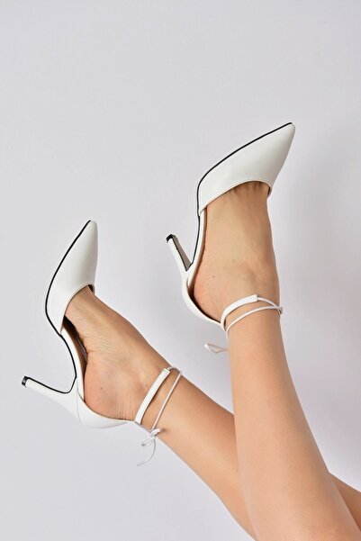 Fox Shoes Dámské bílé boty na podpatku z umělé kůže K404810209