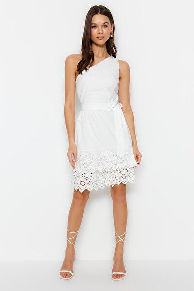 Trendyol Collection Mini sukienka tkana z odkrytymi ramionami w kolorze ecru TWOSS23EL00004