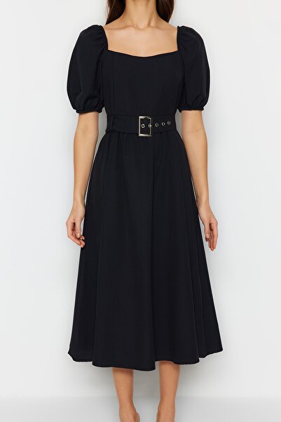 Trendyol Collection Černý pásek s rozepínacím čtvercovým límcem Midi tkané šaty TWOSS23EL01123