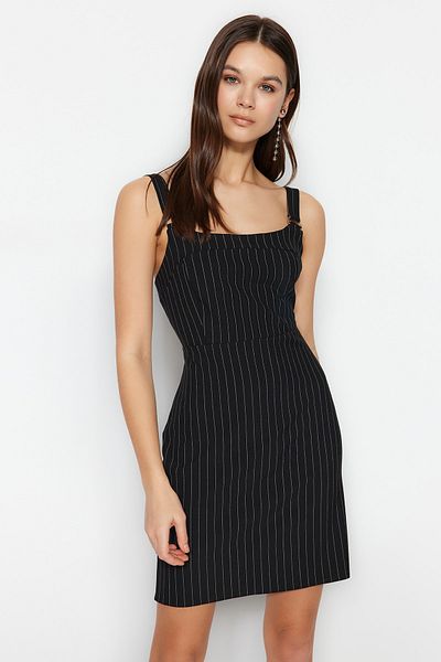 Trendyol Collection Černé pruhované mini tkané šaty s A-line páskem TWOSS23EL01274