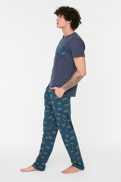 Trendyol Collection Sötétkék, normál szabású, nyomott kötött 100% pamut pizsama szett THMSS21PT0442